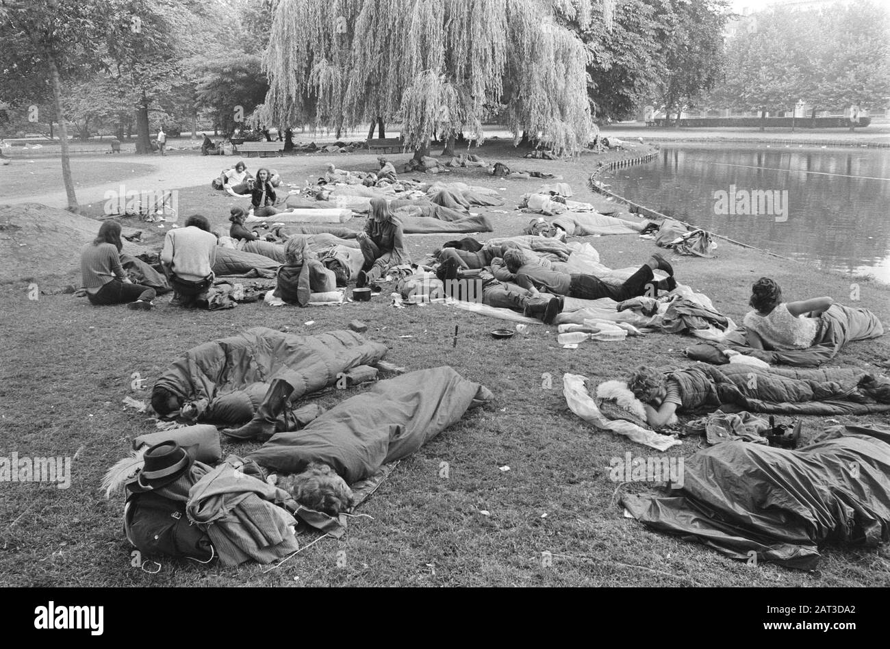 Hippies dormire a Vondelpark Amsterdam, Sapers Data: 13 luglio 1971 Località: Amsterdam, Noord-Holland Parole Chiave: Hippies Foto Stock