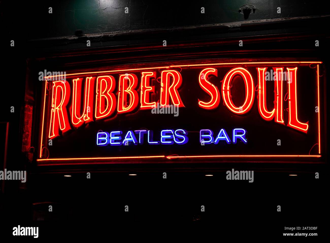 Insegna al neon all'ingresso del Rubber Soul Beatles Bar a Liverpool Foto Stock