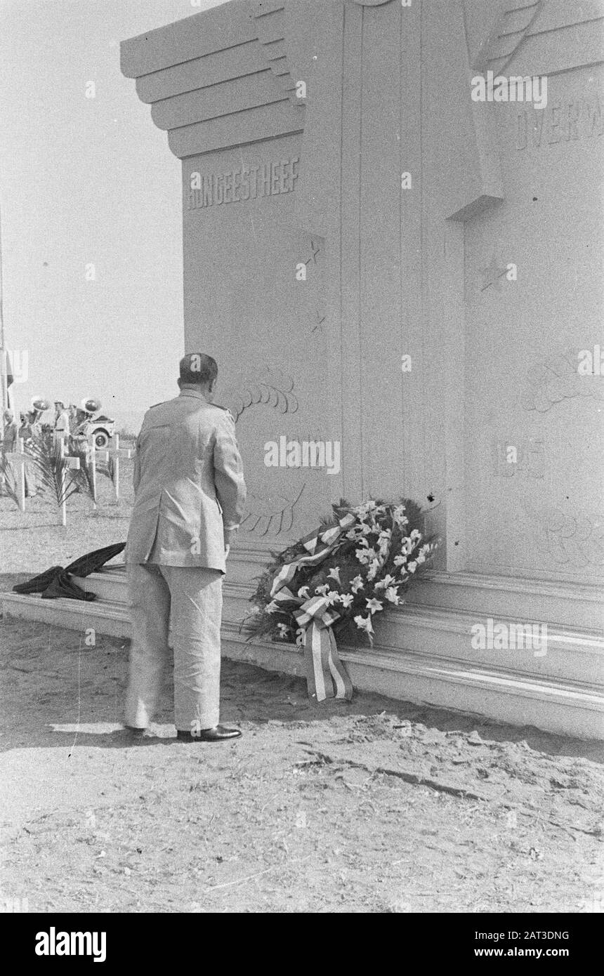 Tributo eseguito la seconda guerra mondiale su campo onorario Antjol H.J. van Mook è il primo a prestare un giuramento al monumento Data: 14 settembre 1946 posizione: Batavia, Indonesia, Jakarta, Dutch-Indies Foto Stock