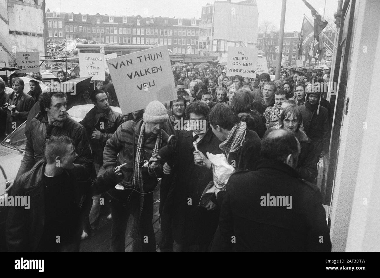 Visita di van Thijn a Staatsliedenbuurt dopo un breve periodo di tempo abortito perché il suo passaggio è stato impedito da più di 200 quartieri arrabbiati Data: 20 dicembre 1984 Parole Chiave: Attivisti, visite, residenti locali Foto Stock