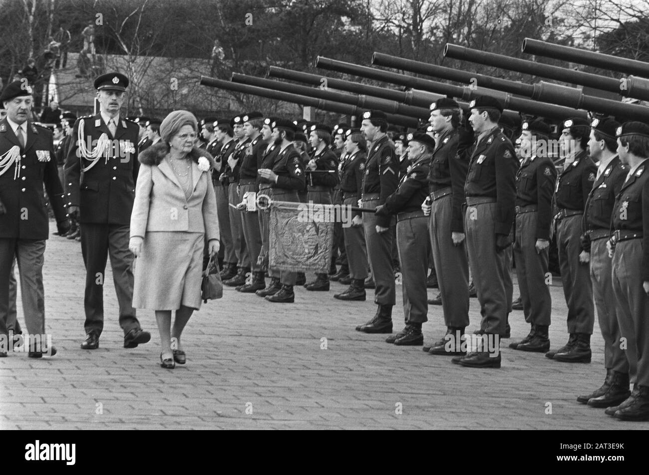 HM Juliana presenta un nuovo standard del reggimento riopgerich Hussars Principe di Orange (in t Hude); tempo truppe d'ispezione Data: 2 aprile 1980 Parole Chiave: Stanza, riforme, ispezioni, reggimenti Nome personale: Juliana, Regina Foto Stock