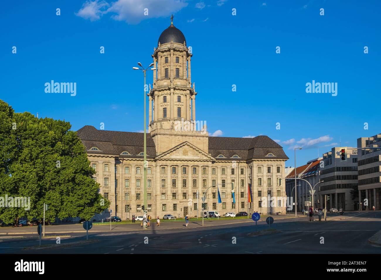 Berlino, Stato di Berlino / Germania - 2018/07/24: Edificio storico del Vecchio Municipio - Altes Stadthaus - sede del Senato, nel quartiere Mitte di Berlino Foto Stock