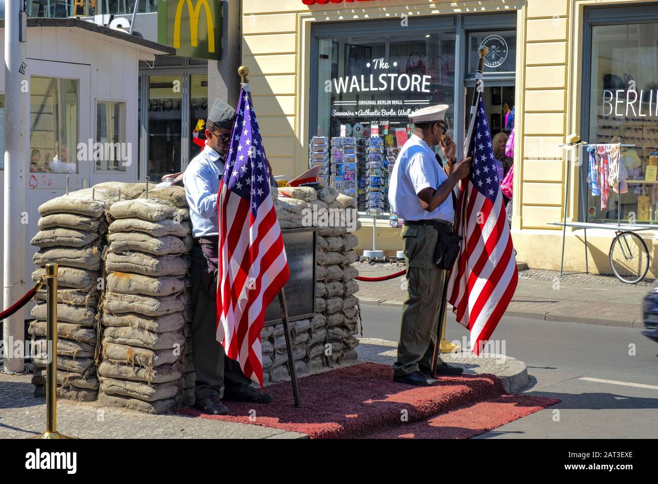 Berlino, Stato di Berlino / Germania - 2018/07/30: Memoriale contemporaneo di Checkpoint Charlie, noto anche come Checkpoint C - Berlino muro storico punto di attraversamento tra Berlino Est e Berlino Ovest in tempo di guerra fredda Foto Stock