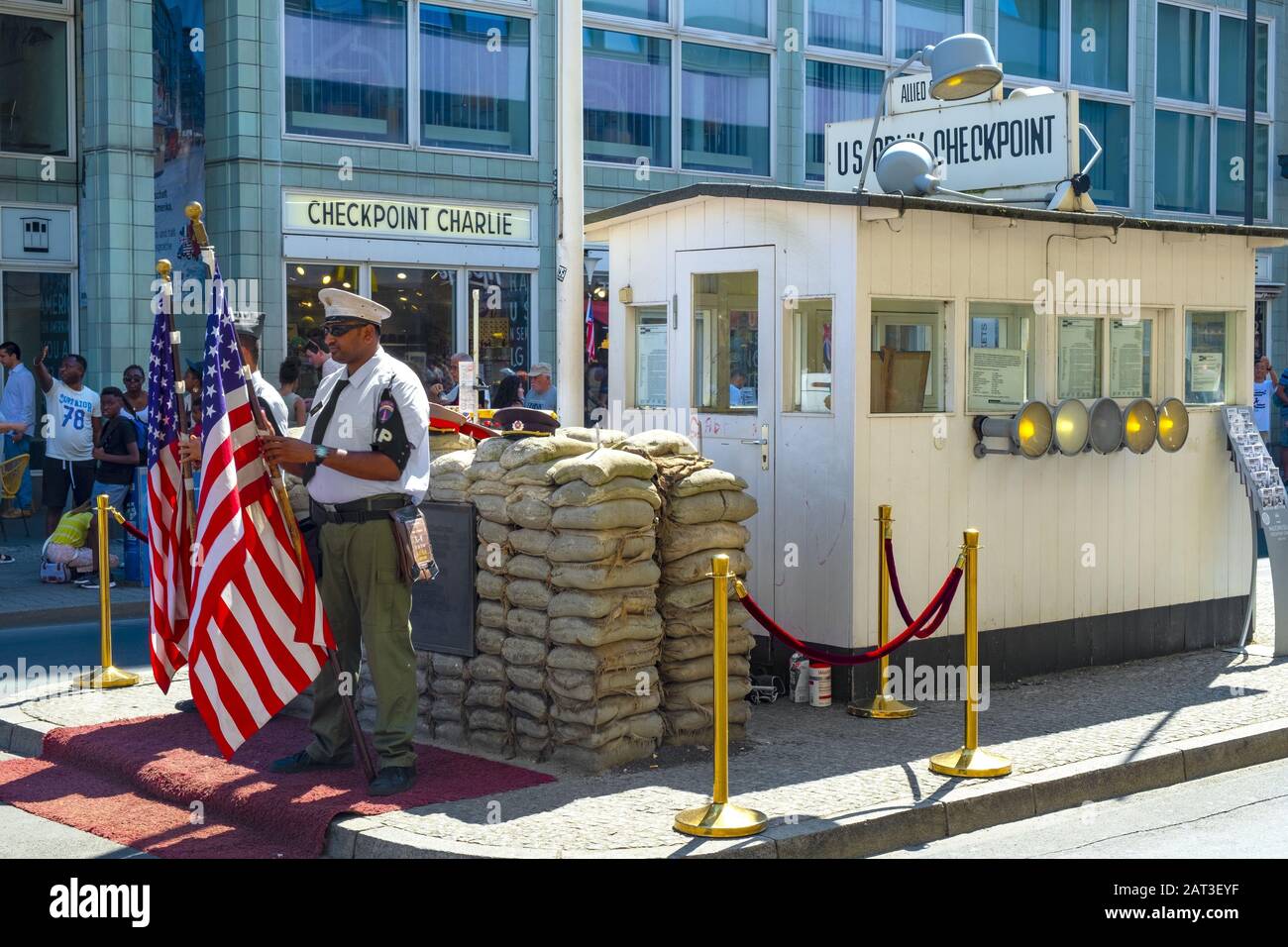 Berlino, Stato di Berlino / Germania - 2018/07/30: Memoriale contemporaneo di Checkpoint Charlie, noto anche come Checkpoint C - Berlino muro storico punto di attraversamento tra Berlino Est e Berlino Ovest in tempo di guerra fredda Foto Stock