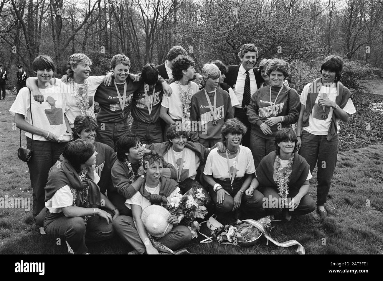 Accoglienza della squadra di hockey femminile da parte del primo Ministro Lubbers al Catshuis dopo aver vinto la Coppa del mondo di hockey, premi sportivi, donne, primi ministri, ritratti di gruppo Data: 25 aprile 1983 luogo: Den Haag, Zuid-Holland Parole Chiave: Ritratti di gruppo, hockey, ministri-presidenti, premi sportivi, donne Nome personale: Lubbers, Ruud Institution: Catshuis Foto Stock