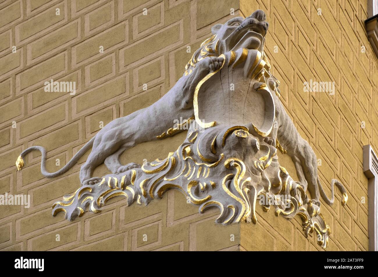 Varsavia, Mazovia / Polonia - 2018/12/15: simbolico golden lion decorazione del sotto casa del leone a Piazza del Mercato della Città Vecchia di Varsavia Foto Stock