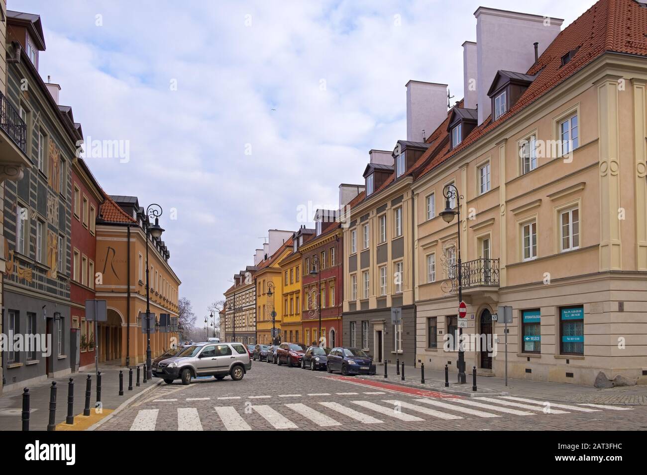 Varsavia, Mazovia / Polonia - 2018/12/15: tipico old town street con il XIX secolo tenements - Koscielna street - Starowka nel quartiere storico di Varsavia Foto Stock