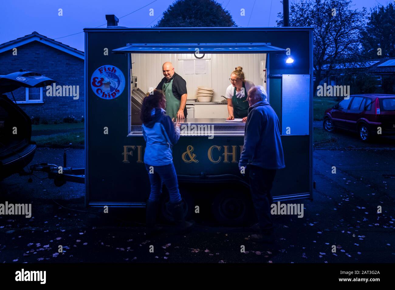 Mobile takeaway pesce e chip stalla in serata. Suffolk Village UK. Foto Stock