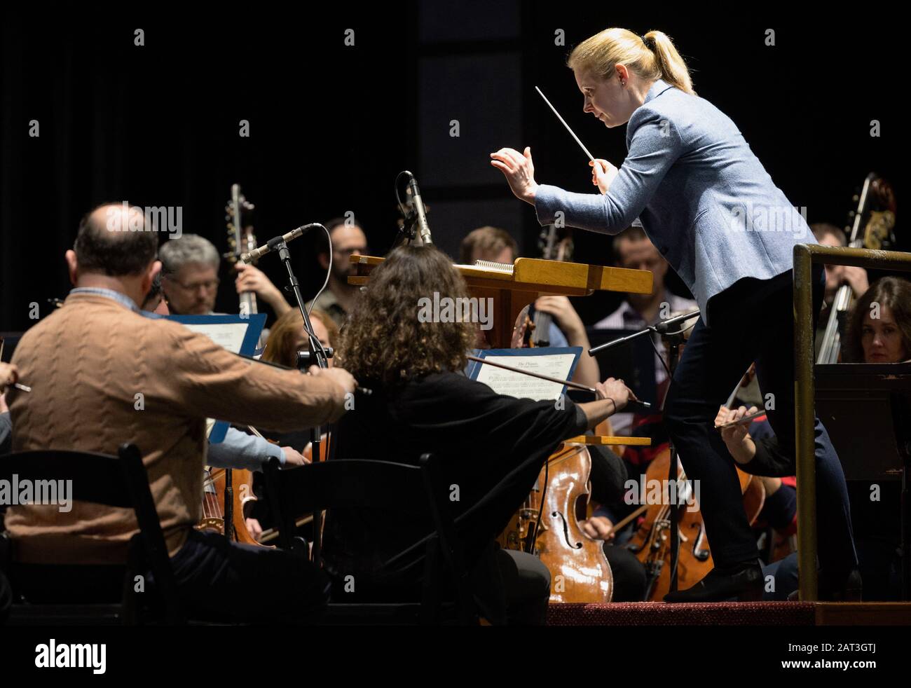 Washington DC, USA - 22 gennaio 2020 - Gemma New dirige la National Symphony Orchestra mentre si esibiscono i "Pianeti" di Gustav Holst mercoledì 22 gennaio, Foto Stock