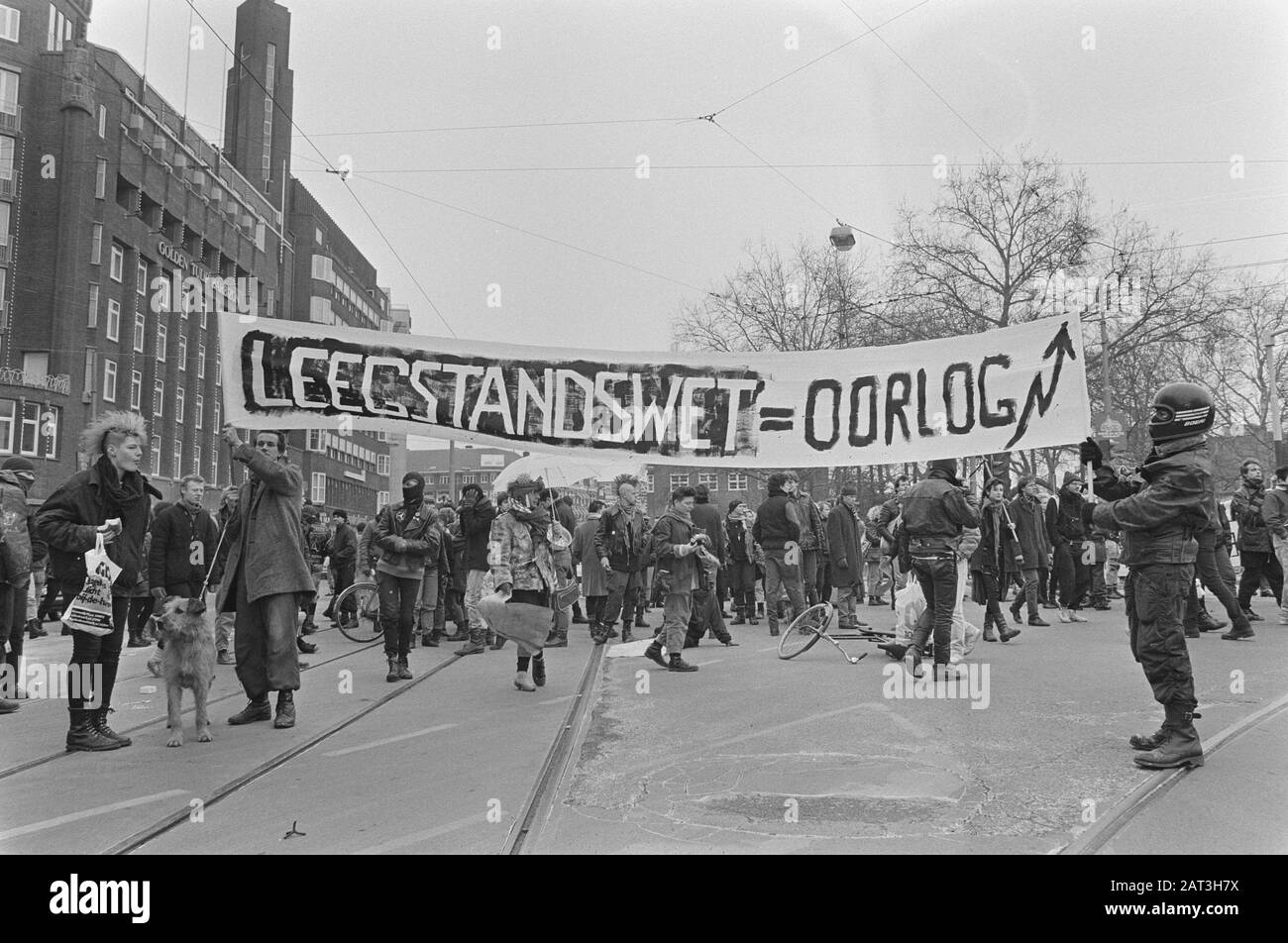 Centinaia di squadre che si sono manifestate ad Amsterdam contro empstandswet; occupazione Leidsebosje Data: 4 marzo 1987 Località: Amsterdam, Noord-Holland Parole Chiave: CRAKERS, occupazione, dimostrazioni Foto Stock