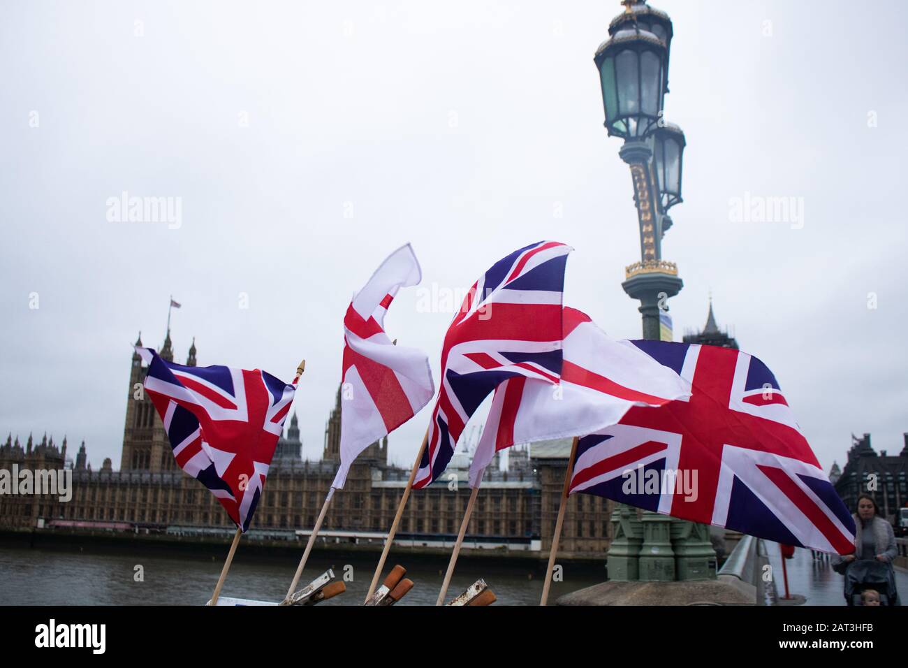 Londra Regno Unito. 30 Gennaio 2020. Le bandiere e le bandiere del Jack dell'Unione di San Giorgio che volano nel vento sul ponte di Westminster mentre la Gran Bretagna si prepara a lasciare come membro associato dell'Unione europea a 11pm il 31 gennaio 2020 dopo 47 anni. Credit: Amer ghazzal/Alamy Live News Foto Stock