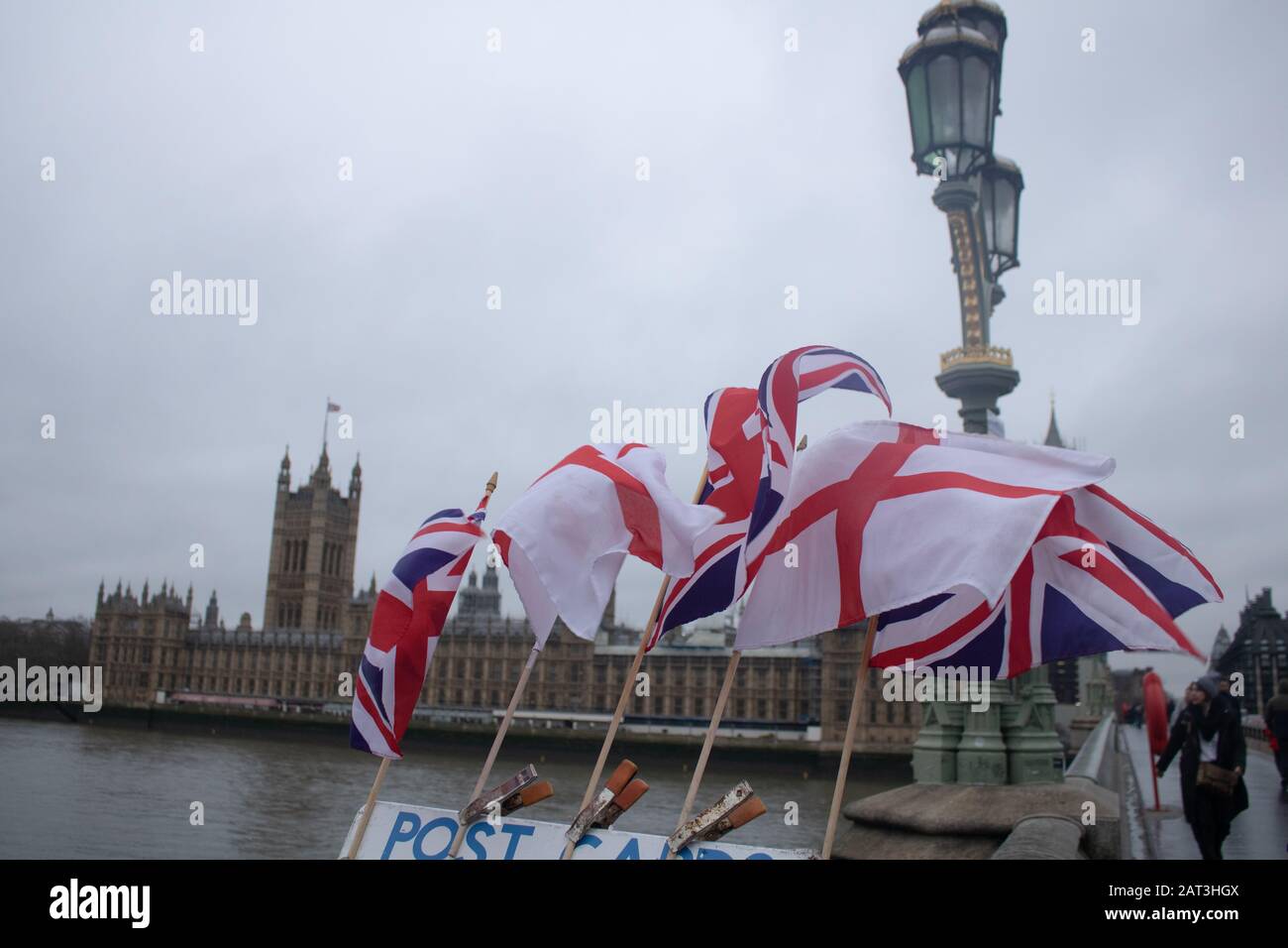 Londra Regno Unito. 30 Gennaio 2020. Le bandiere e le bandiere del Jack dell'Unione di San Giorgio che volano nel vento sul ponte di Westminster mentre la Gran Bretagna si prepara a lasciare come membro associato dell'Unione europea a 11pm il 31 gennaio 2020 dopo 47 anni. Credit: Amer ghazzal/Alamy Live News Foto Stock