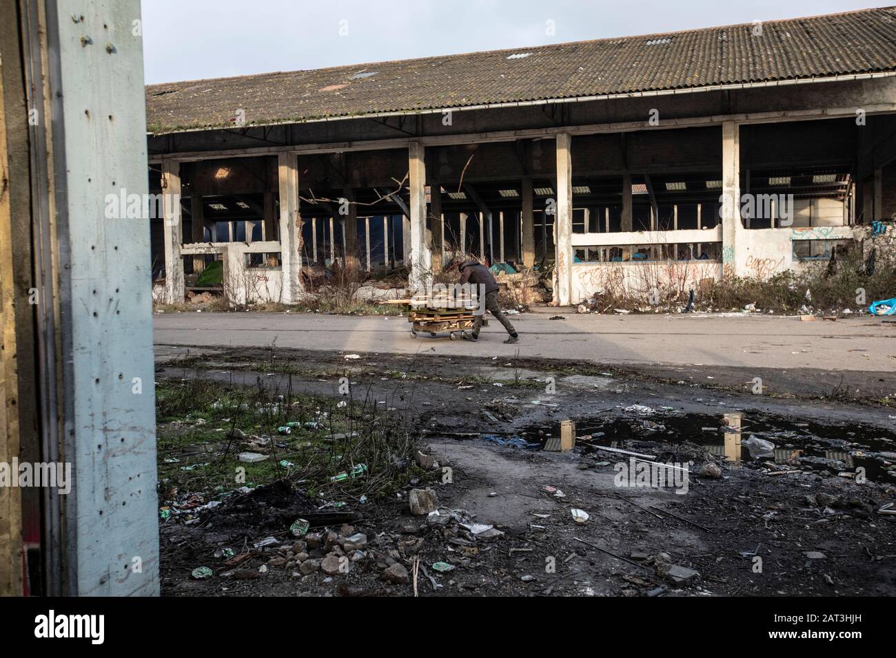 Immigrati curdi iracheni che si rifugiano in tende tra le macerie di un deposito derelict alla periferia di Dunkerque mentre cercano di raggiungere la Gran Bretagna. Foto Stock