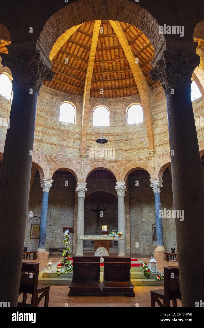 Perugia, Umbria / Italia - 2018/05/28: Interno del V secolo Early Christianity Chiesa di San Michele Arcangelo - Chiesa di San Michele Arcangelo nel quartiere storico di Perugia Foto Stock