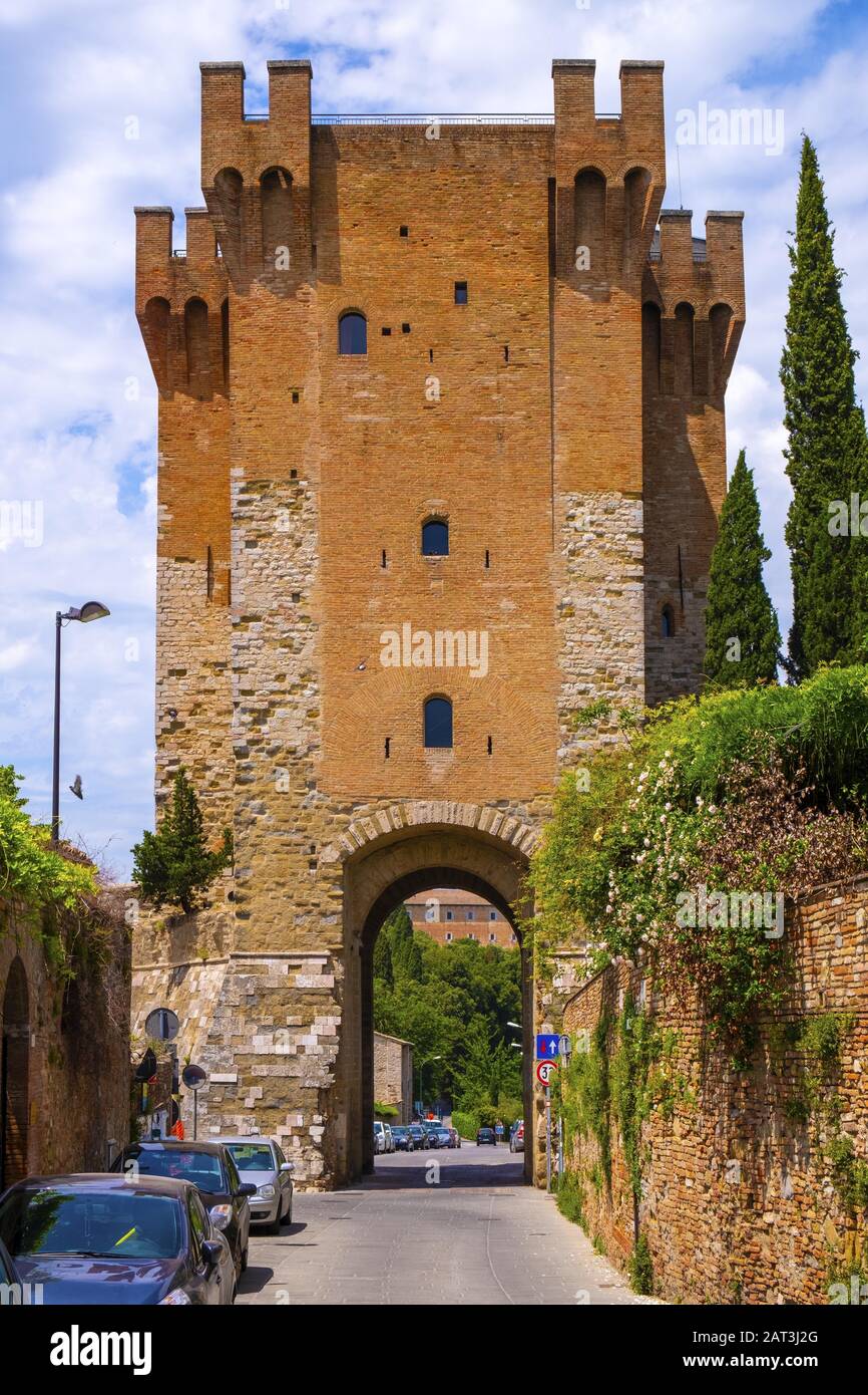 Perugia, Umbria / Italia - 2018/05/28: Torre di pietra e porta Sant'Angelo - Cassero di porta Santâ€™Angelo - presso la Chiesa di San Michele Arcangelo nel quartiere storico di Perugia Foto Stock