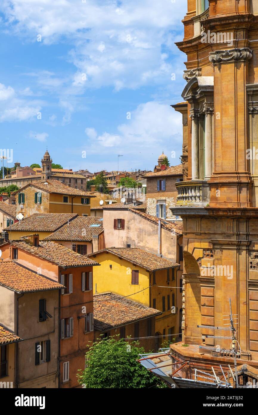 Perugia, Umbria / Italia - 2018/05/28: Vista panoramica del quartiere storico di Perugia con case medievali e l'antica valle dell'acquedotto attraverso l'edificio dell'Università Pallazzo Gallenga Stuart Foto Stock