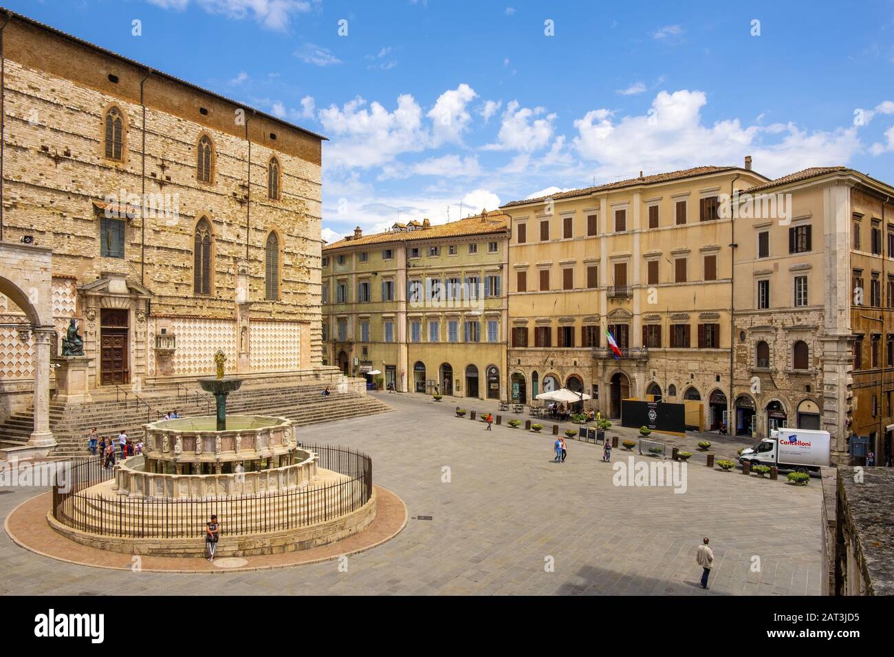 Perugia, Umbria / Italia - 2018/05/28: Vista panoramica su Piazza IV Novembre - Perugia, quartiere storico della piazza principale con la Cattedrale di San Lorenzo del XV secolo e la fontana della Fontana maggiore Foto Stock