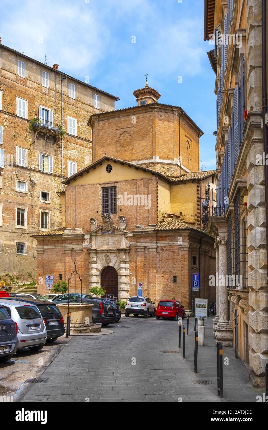 Perugia, Umbria / Italia - 2018/05/28: Chiesa della Compagnia Di Buona Morte del XVI secolo - Chiesa della Compagnia della Buona morte in Piazza Piccinino nel quartiere storico di Perugia Foto Stock