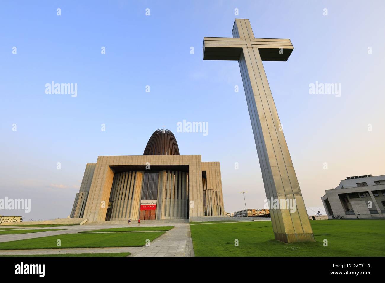 Varsavia, Mazovia / Polonia - 2017/08/10: Tempio modernistico della Divina Provvidenza - Swiatynia Opatrznosci Bozej - chiesa principale romano-cattolica in Polonia nel distretto di Wilanow di Varsavia Foto Stock