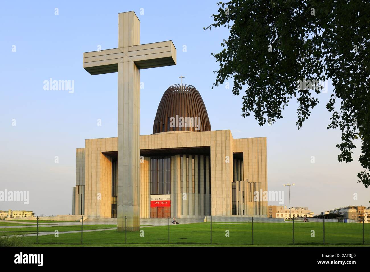 Varsavia, Mazovia / Polonia - 2017/08/10: Tempio modernistico della Divina Provvidenza - Swiatynia Opatrznosci Bozej - chiesa principale romano-cattolica in Polonia nel distretto di Wilanow di Varsavia Foto Stock