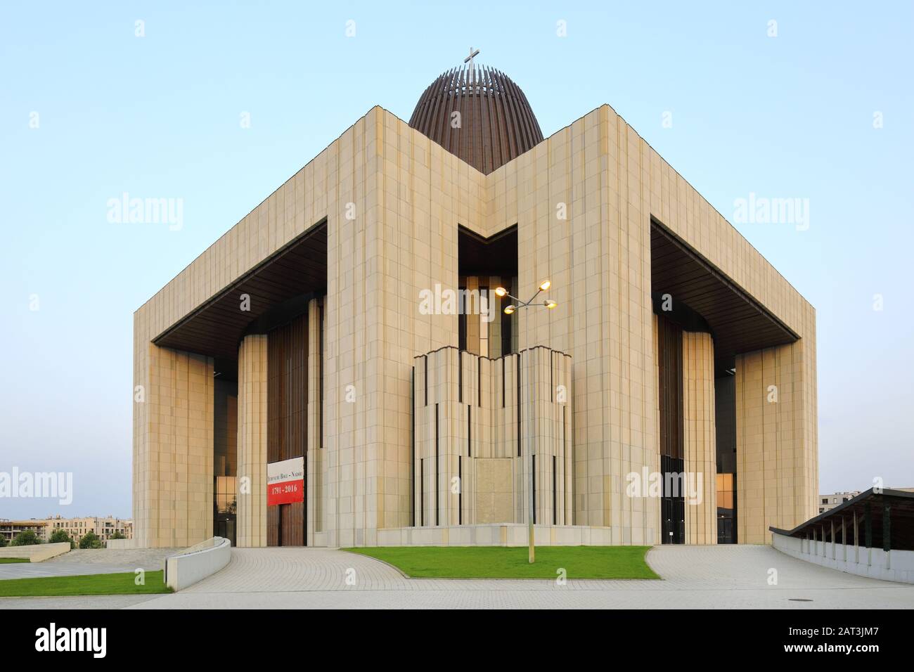 Varsavia, Mazovia / Polonia - 2017/08/10: Tempio modernistico della Divina Provvidenza - Swiatynia Opatrznosci Bozej - chiesa principale romano-cattolica in Polonia nel distretto di Wilanow di Varsavia Foto Stock