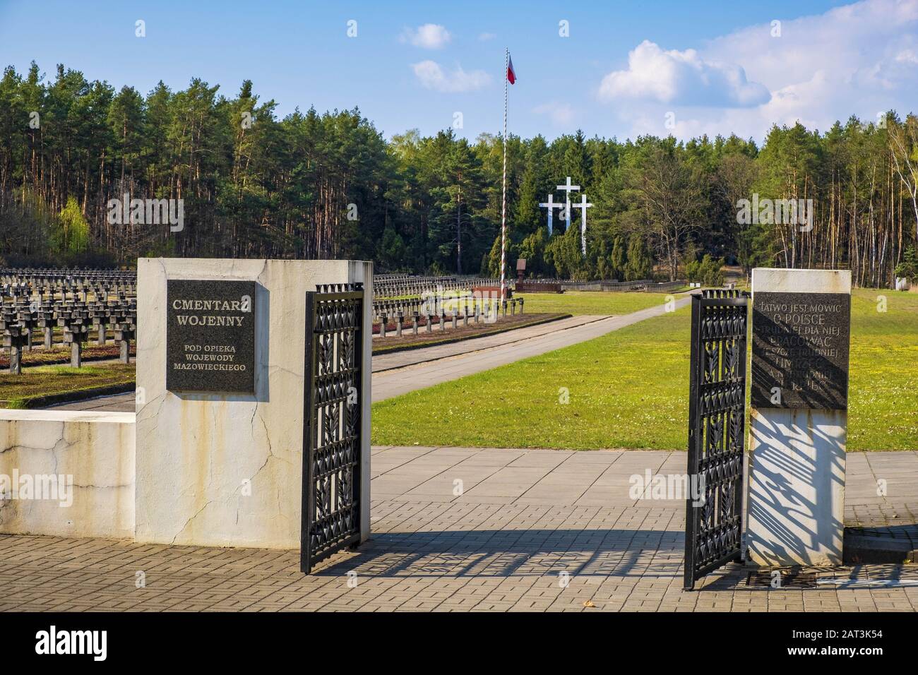 Palmiry, Mazovia / Polonia - 2019/04/22: Vista panoramica del cimitero di guerra di Palmiry - monumento storico per le vittime della seconda guerra mondiale di Varsavia e Mazovia - all'interno del Parco Nazionale Kampinoski Foto Stock