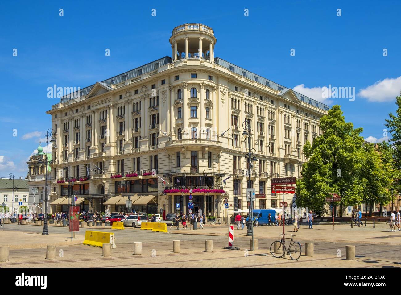 Varsavia, Mazovia / Polonia - 2019/06/01: Vista frontale dello storico edificio alberghiero di Bristol presso la via Krakowskie Przedmiescie nel quartiere della Città Vecchia di Varsavia Foto Stock