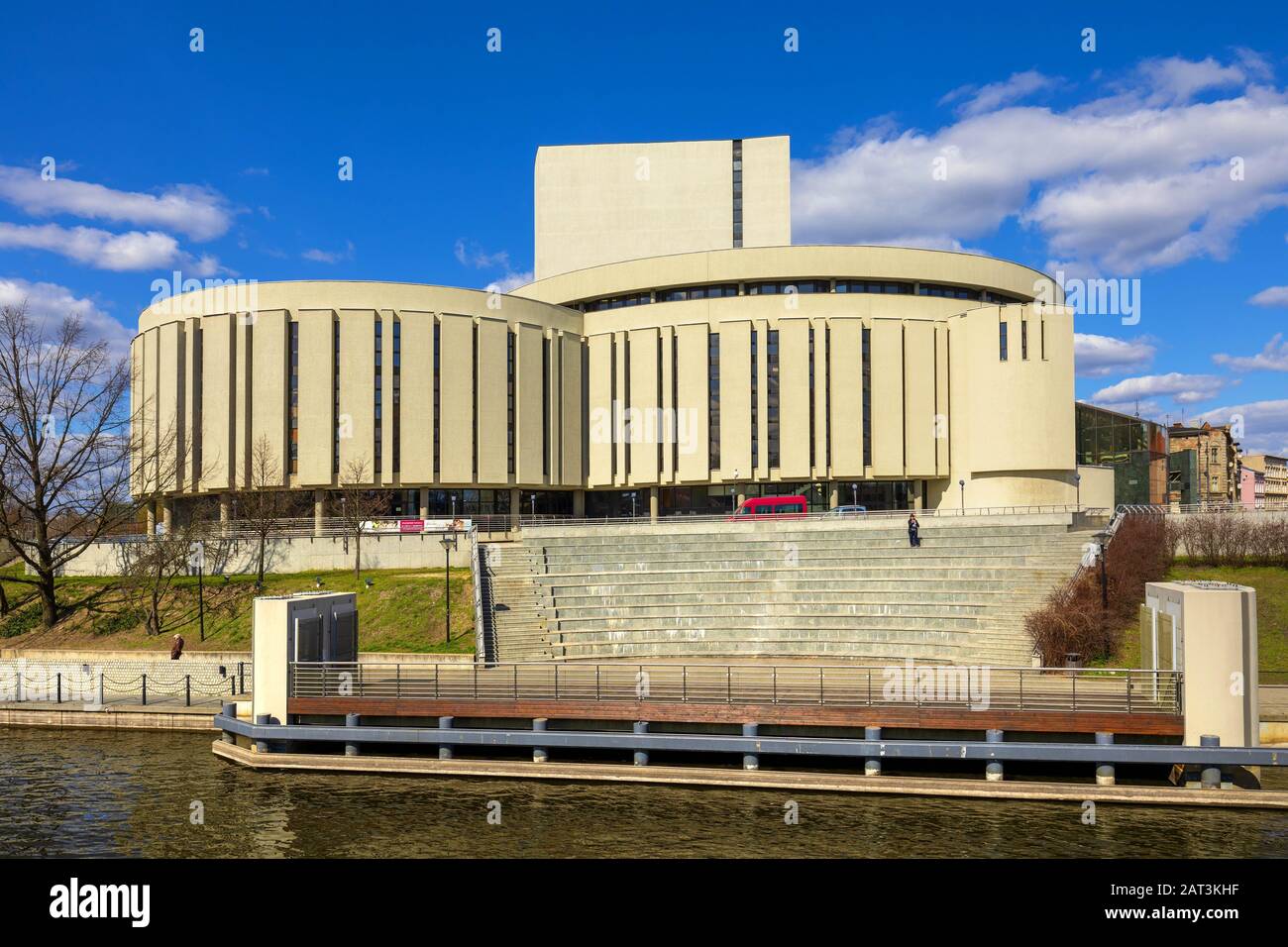 Bydgoszcz, Kujavian-Pomeranian / Polonia - 2019/04/01: Opera Nova - Filarmonica Pomeraniana teatro di musica modernista sulla riva del fiume Brda, nel quartiere storico di Bydgoszcz Foto Stock