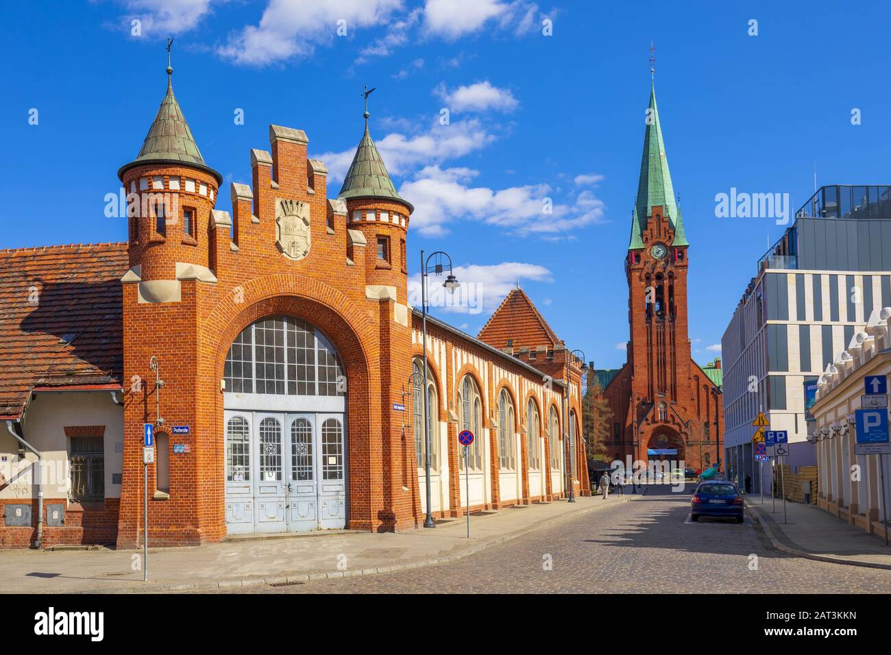 Bydgoszcz, Kujavian-Pomeranian / Polonia - 2019/04/01: Vista frontale dello storico edificio Municipal Market Hall in via Magdzinskiego con la Chiesa di Sant'Andrea Bobola sullo sfondo nel quartiere della città vecchia Foto Stock