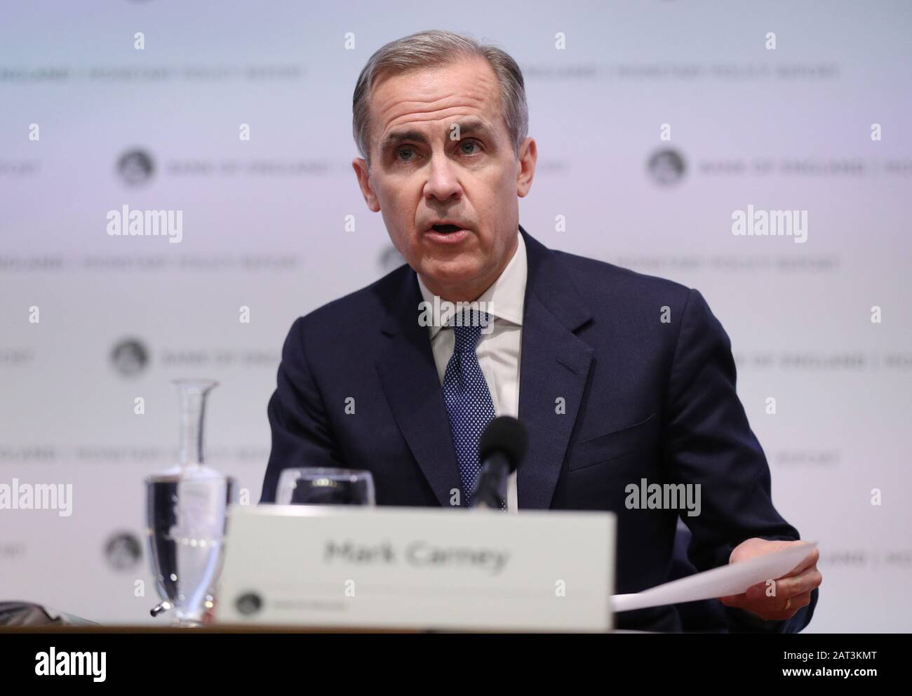 Il governatore Mark Carney durante la conferenza stampa del rapporto sulla politica monetaria della Banca d'Inghilterra nella città di Londra. Foto Stock
