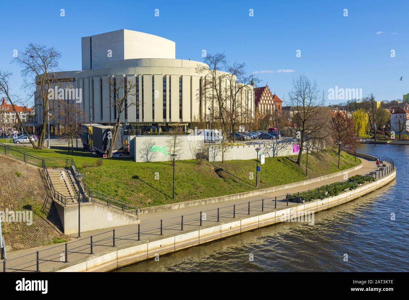 Bydgoszcz, Kujavian-Pomeranian / Polonia - 2019/04/01: Opera Nova - Filarmonica Pomeraniana teatro di musica modernista sulla riva del fiume Brda, nel quartiere storico di Bydgoszcz Foto Stock