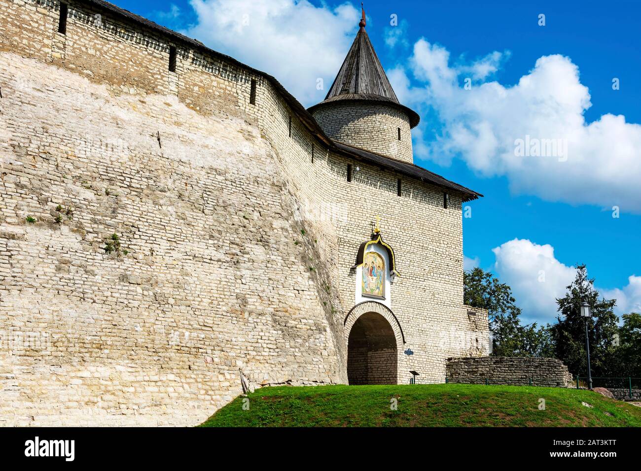 Pskov, la Grande porta nella parete frontale di Pskov Krom, una popolare destinazione turistica Foto Stock