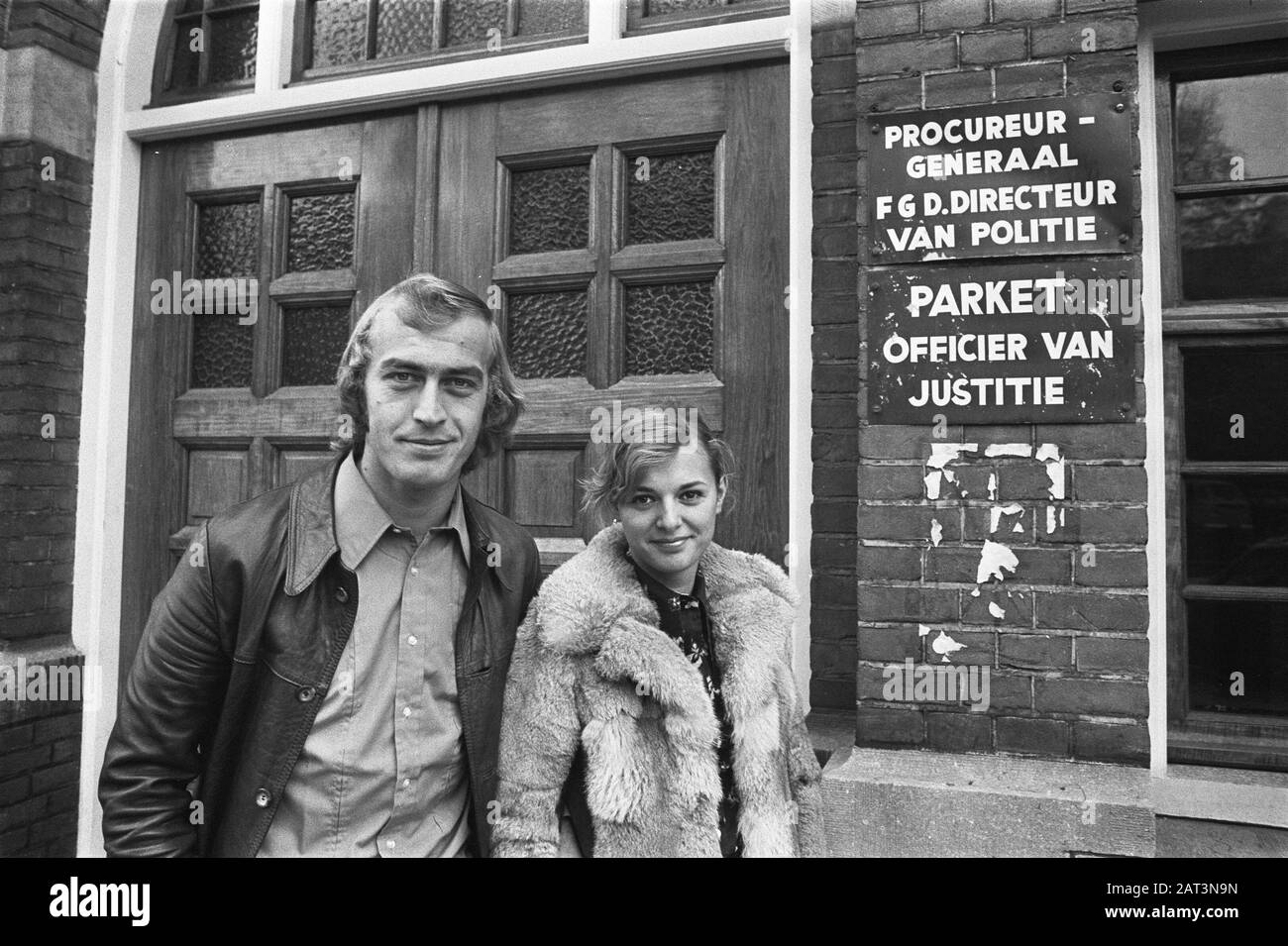 Horst Blankenburg e sua moglie al Palazzo di Giustizia in relazione alla sua domanda di naturalizzazione Data: 31 ottobre 1973 luogo: L'Aia, Zuid-Holland Parole Chiave: Playerswomen, calciatori Nome personale: Blankenburg, Horst Foto Stock