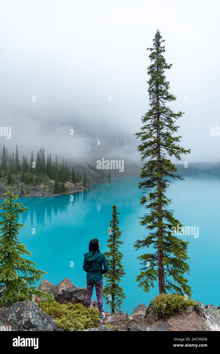 Godetevi il paesaggio mozzafiato del Lago Moraine la mattina presto nel Parco Nazionale di Banff Foto Stock