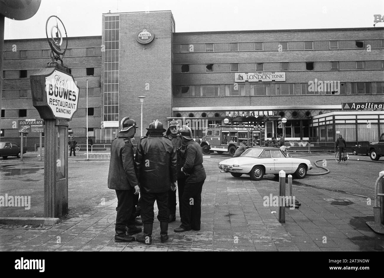 Hotel Bouwes a Zandvoort distrutto da un incendio; di fronte all'hotel bruciato Data: 20 dicembre 1974 posizione: Noord-Holland, Zandvoort Parole Chiave: Incendi, alberghi Foto Stock