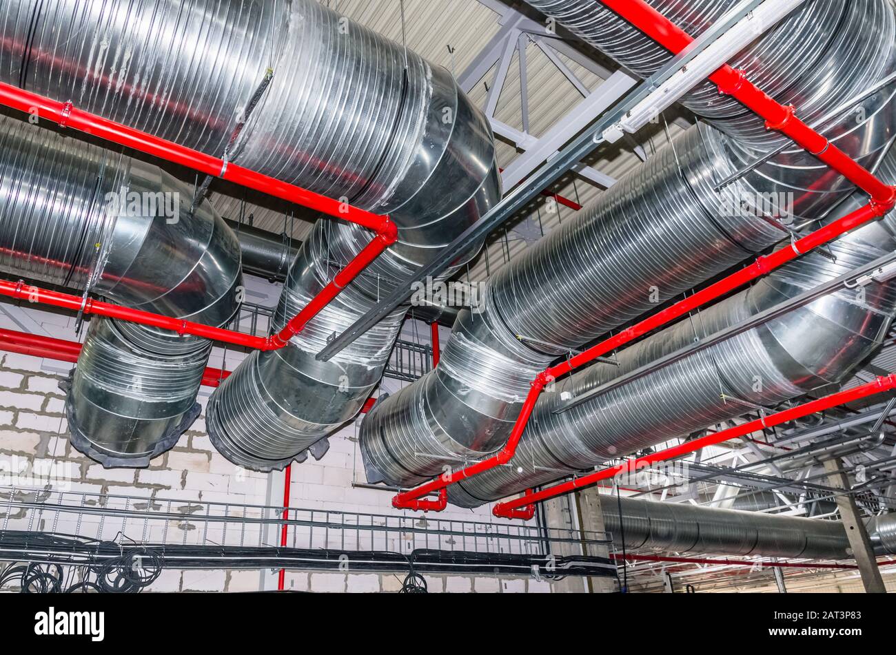 Tubi e altri servizi di ingegneria in edificio industriale Foto Stock