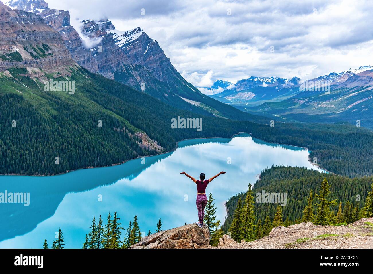 Donna che gode della vista del lago Peyto, Alberta, Canada Foto Stock