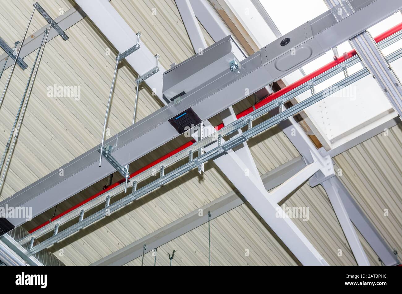 Tubi e altri servizi di ingegneria in edificio industriale Foto Stock