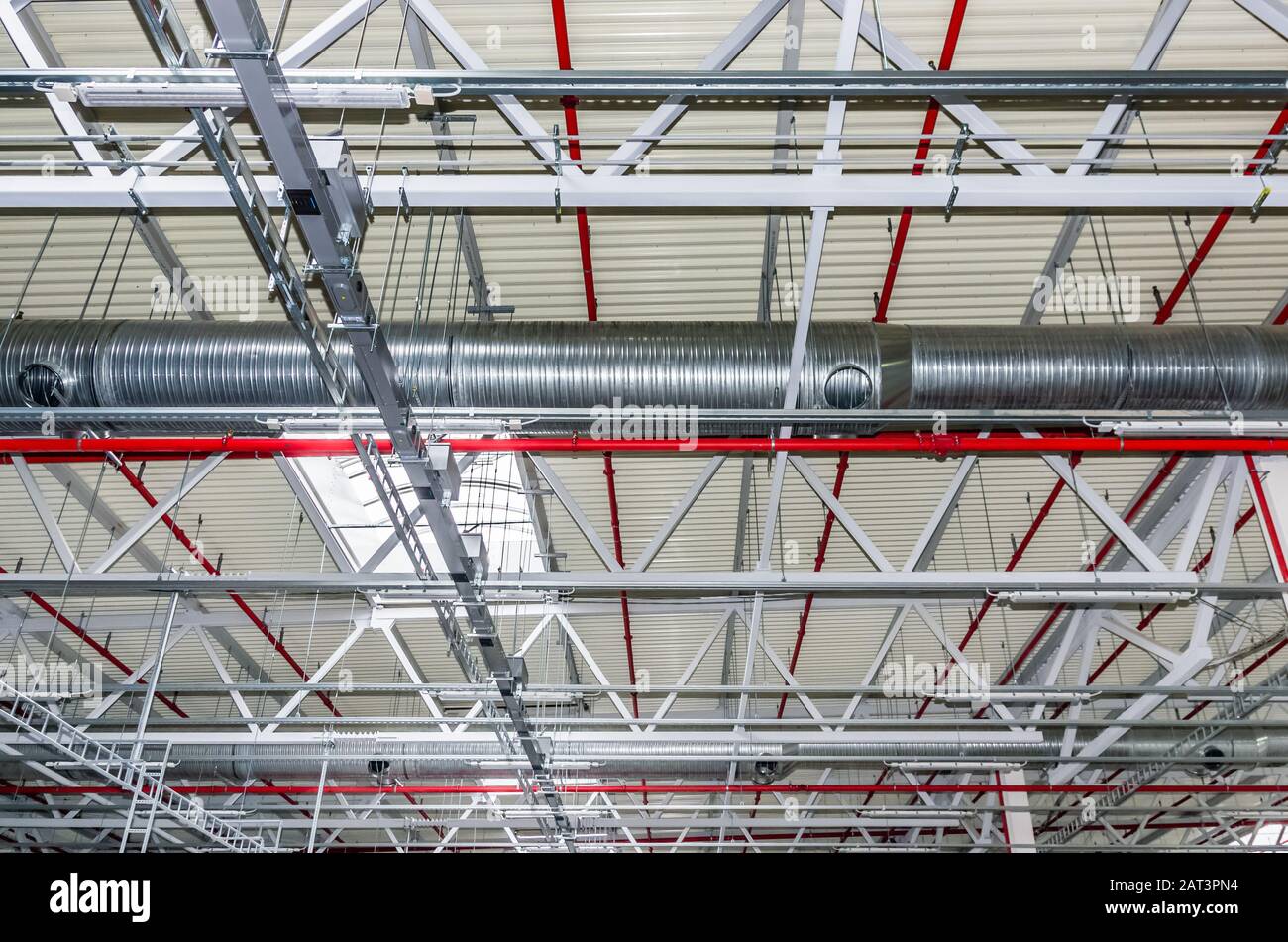 Tubi e altri servizi di ingegneria in edificio industriale Foto Stock