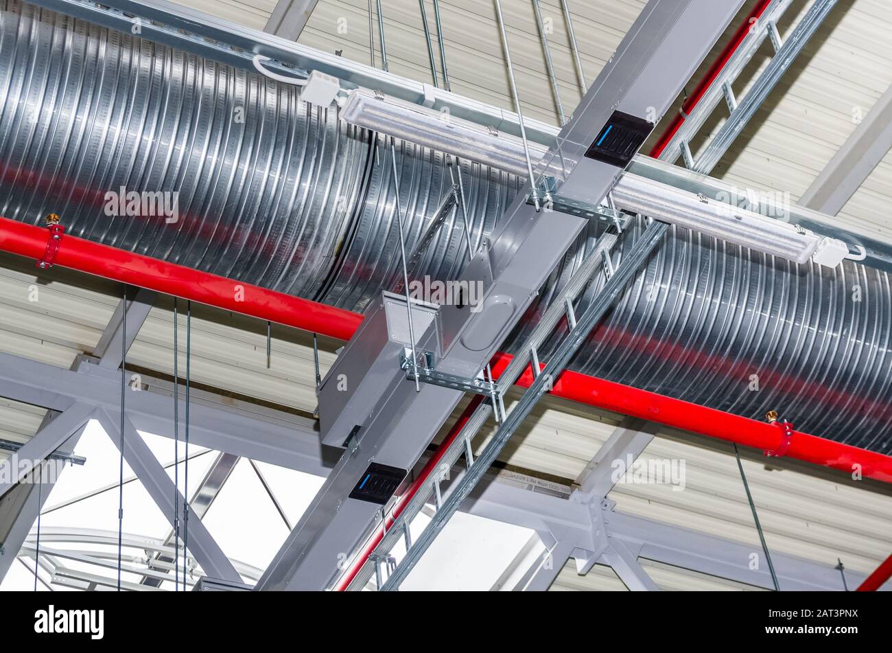 Tubi e altri servizi di ingegneria in edificio industriale Foto Stock