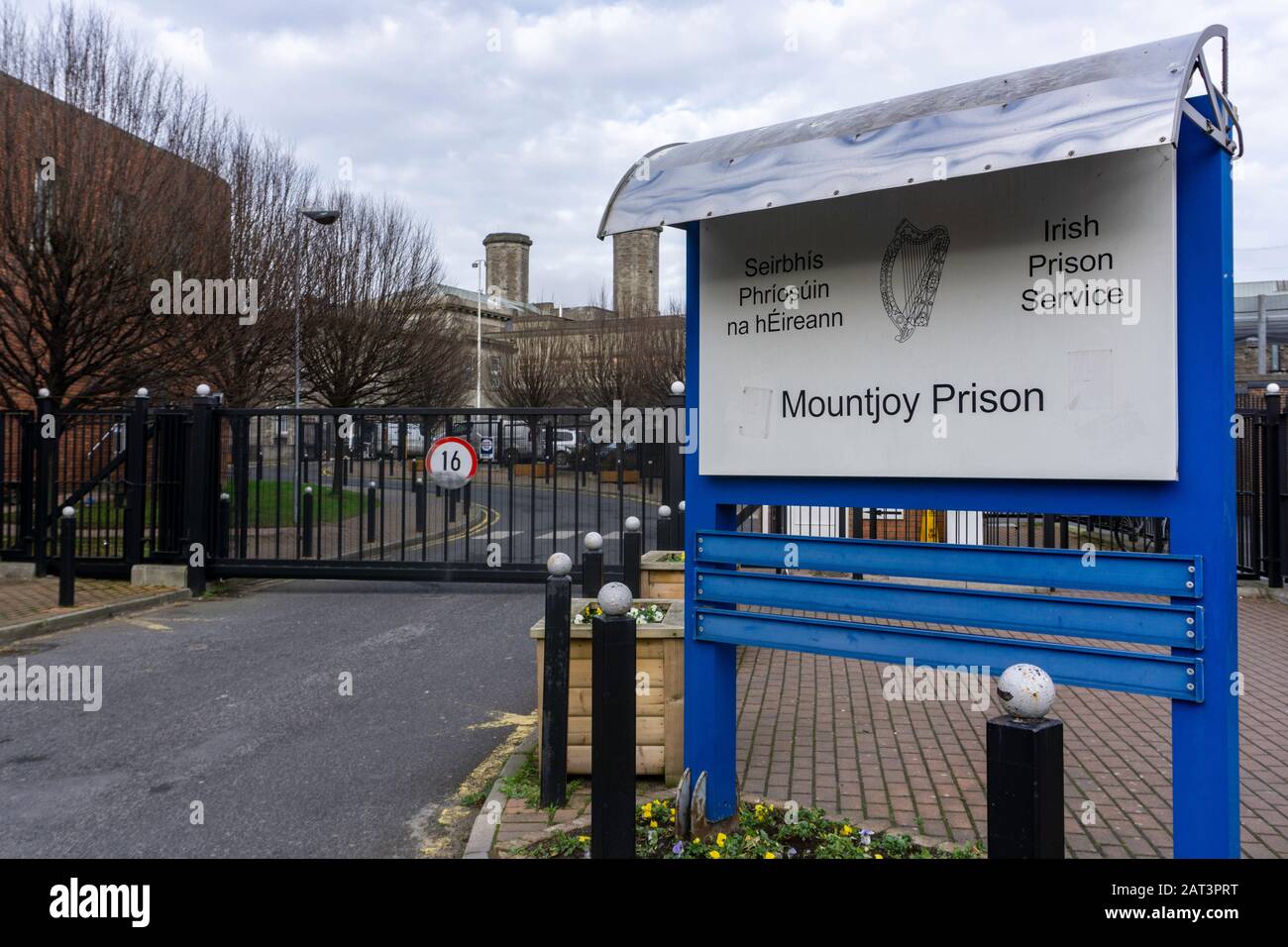 L'ingresso alla prigione di Mountjoy, una prigione di media sicurezza situata a Phibsborough, nella zona nord di Dublino. Foto Stock
