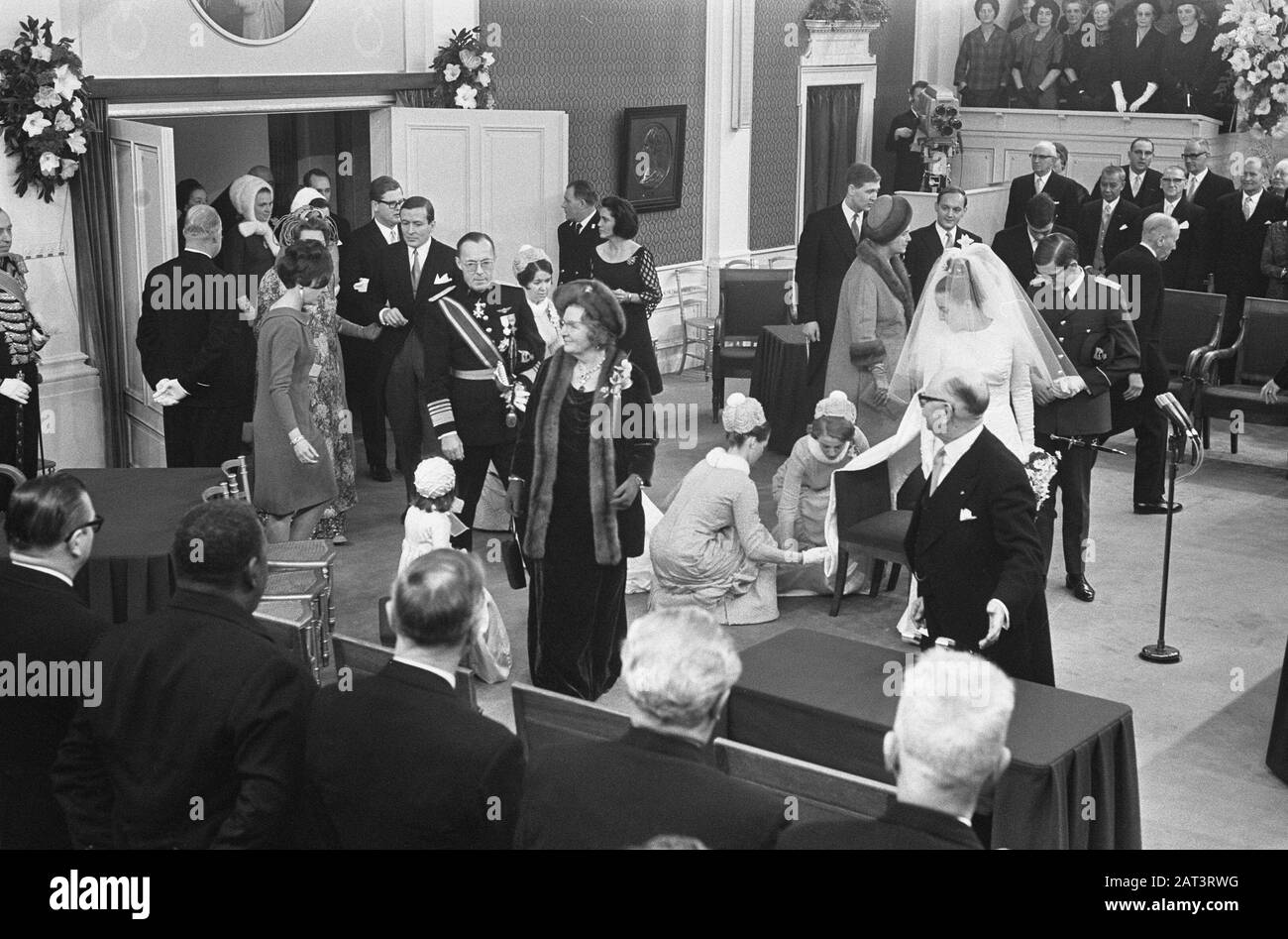 Principessa matrimoniale Margriet e mr. Pieter van Vollenhoven coppia di nozze entra sala di nozze Data: 10 gennaio 1967 Parole Chiave: Coppie di nozze, matrimoni, principesse, sale di nozze Nome personale: Margriet , principessa, Vollenhoven, Pieter van Foto Stock