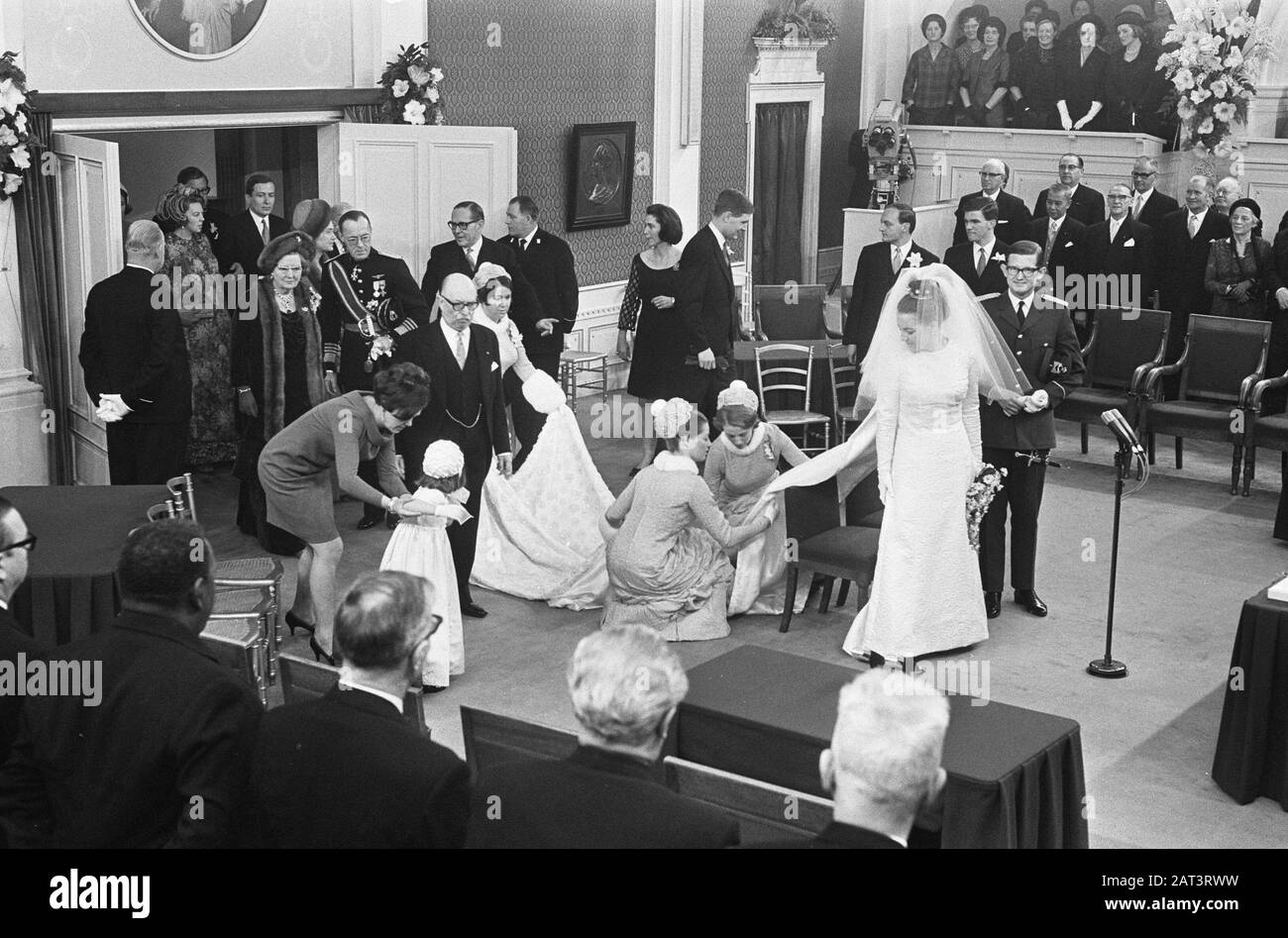 Principessa matrimoniale Margriet e mr. Pieter van Vollenhoven coppia di nozze entra sala di nozze Data: 10 gennaio 1967 Parole Chiave: Coppie di nozze, matrimoni, principesse, sale di nozze Nome personale: Margriet , principessa, Vollenhoven, Pieter van Foto Stock