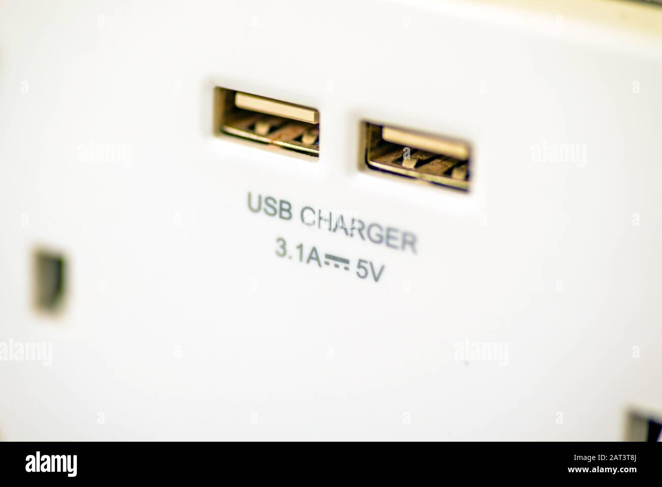 Presa elettrica in una parete durante i lavori di ristrutturazione in England Regno Unito. Foto Stock