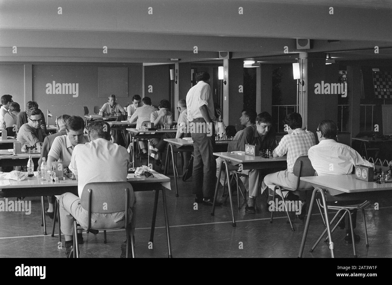 Torneo di scacchi IBM 1967. Numero 22.23 panoramiche, numero 25 Donner guarda Portico Data: 18 Luglio 1967 Parole Chiave: Scacchi Foto Stock