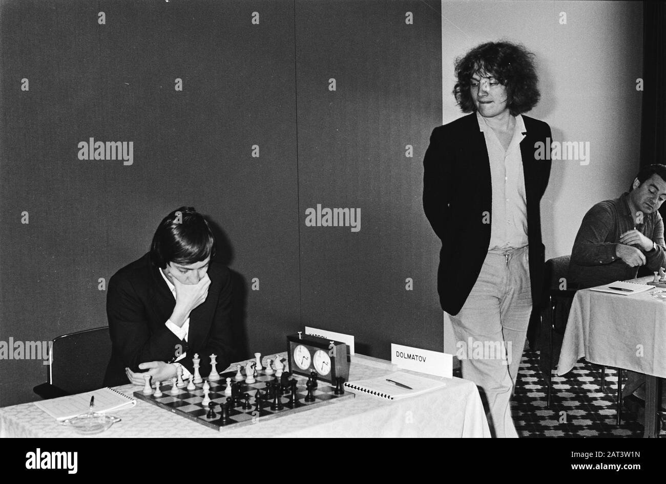 Torneo Di Scacchi Ibm Amsterdam; Timman Guarda Karpov (A Sinistra), A Destra Sosonko Data: 2 Luglio 1980 Posizione: Amsterdam, Noord-Holland Parole Chiave: Chess Nome Utente: Karpov, Anatoli Foto Stock