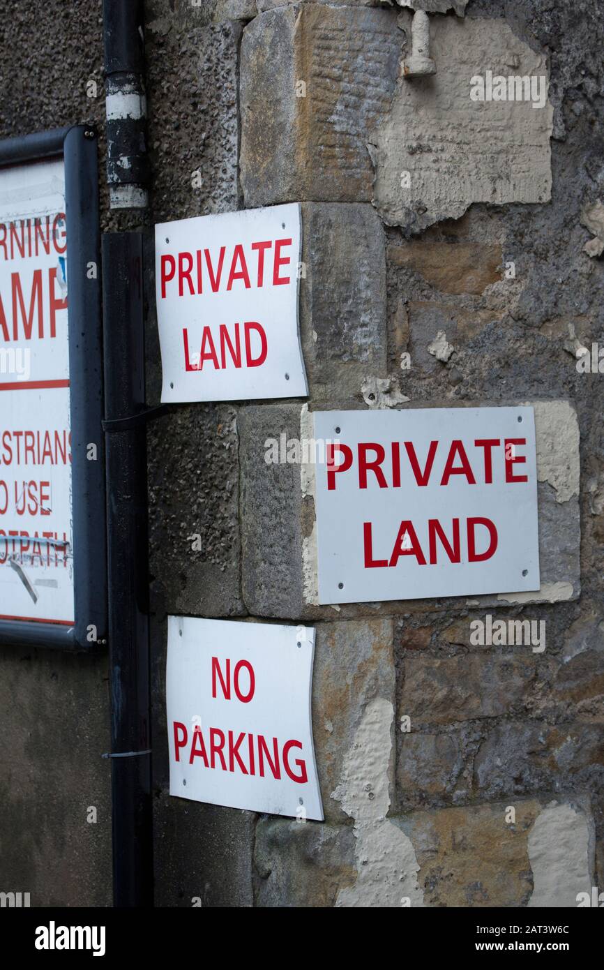 Un cartello indicante che la terra è privata e che non è consentito parcheggiare. Carnforth Inghilterra GB Foto Stock