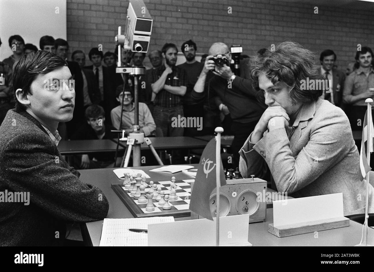 Torneo di scacchi IBM ad Amsterdam; Jan Timman (r) nel suo partito contro Karpov (l) Data: 27 maggio 1981 Località: Amsterdam, Noord-Holland Parole Chiave: Scacchi Nome personale: Karpov, Anatoli, Timman, Jan Institution name: IBM Chess Tournament Foto Stock
