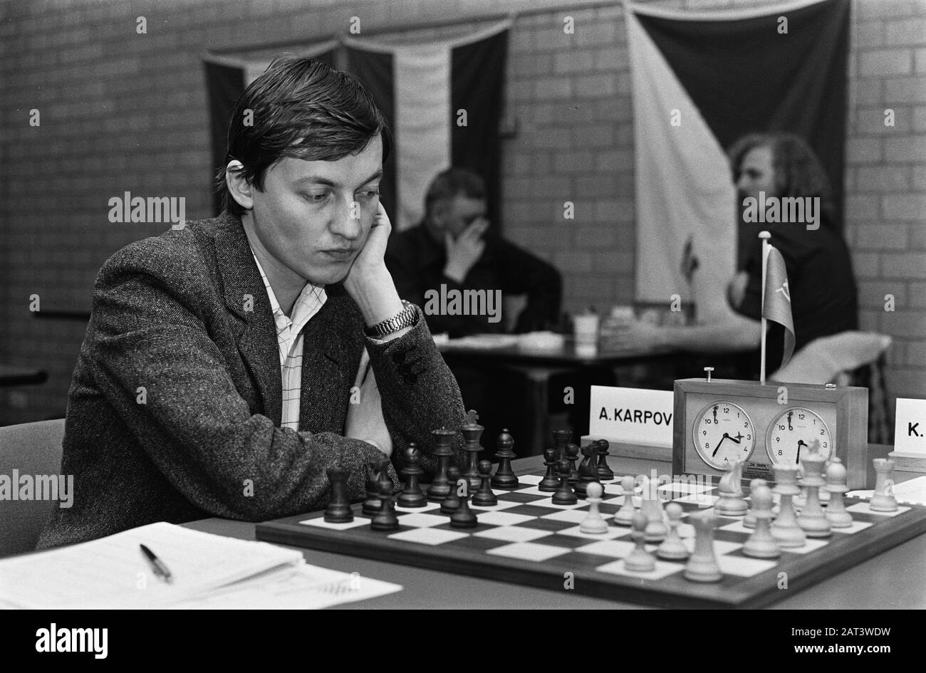 Torneo di scacchi IBM ad Amsterdam; nr. 25, 26:, nr. 23: Jan Timman in actie, nr. 24: Karpov in actie Date: May 26, 1981 Location: Amsterdam, Noord-Holland Keywords: Chess Nome personale: Karpov, Anatoli, Timman, Jan Institution name: IBM Chess Tournament Foto Stock