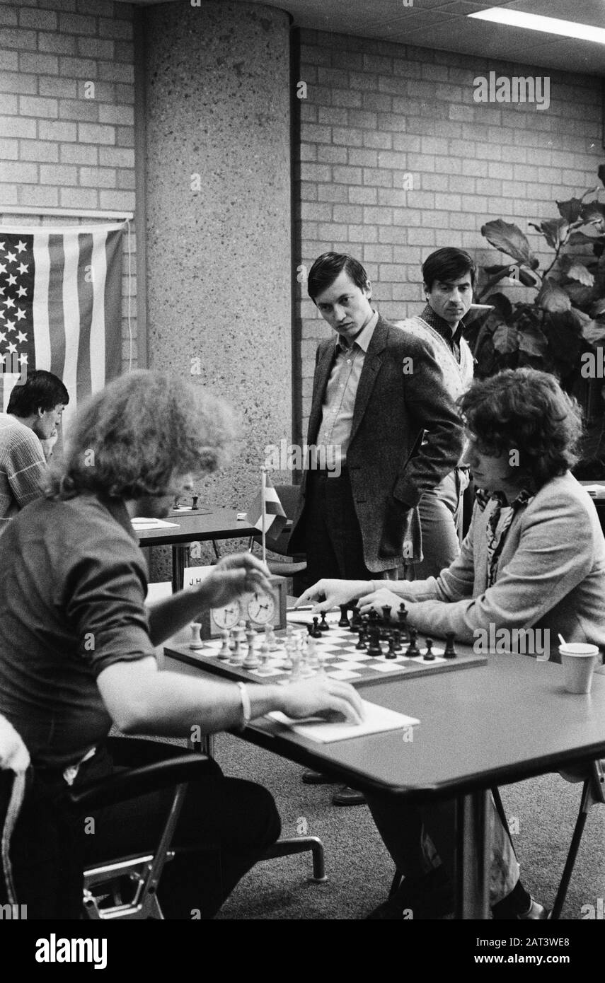 Torneo di scacchi IBM ad Amsterdam; Karpov vede il gioco tra Timman (r) e Miles Data: 23 Maggio 1981 luogo: Amsterdam, Noord-Holland Parole Chiave: Chess Nome del personale: Karpov, Anatoli Nome dell'istituto: Torneo di scacchi IBM Foto Stock